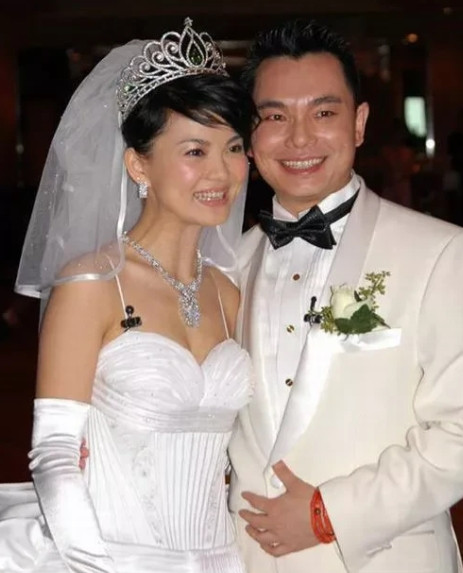 2004年，李湘闪婚认识仅33天的富豪李厚霖，见面3次，李厚霖就送了她500万的