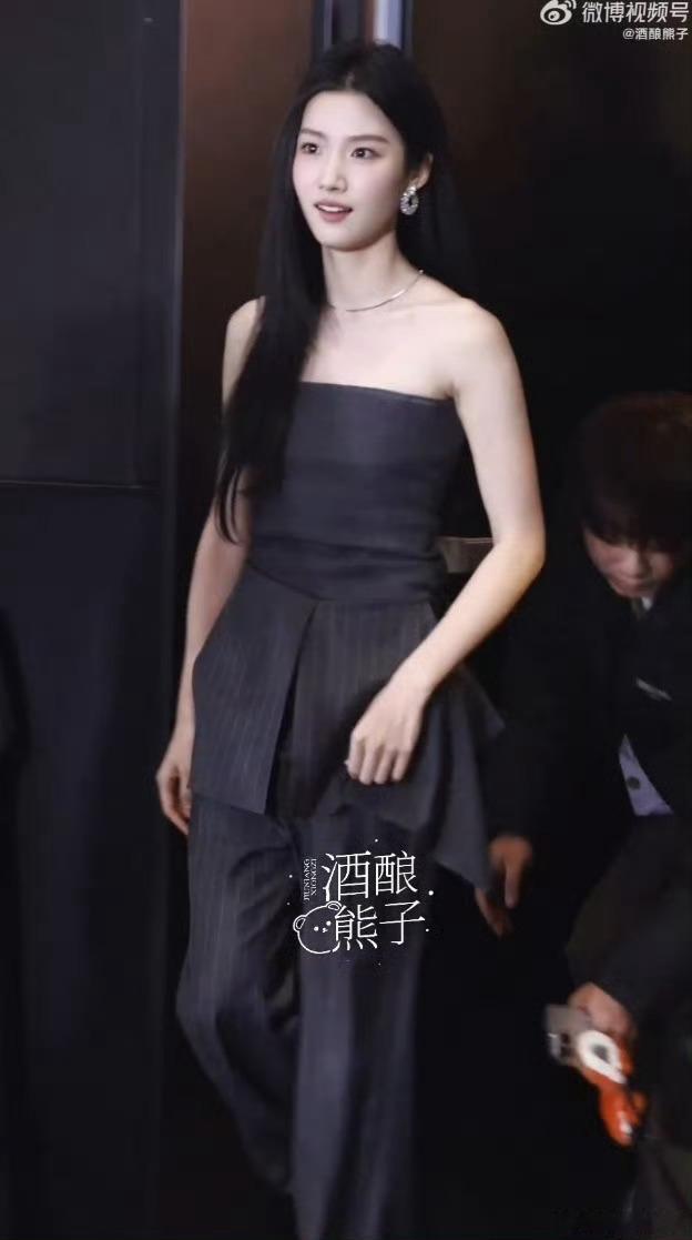 卢昱晓上镜淡颜线下浓颜长这样子真的很爽吧，上镜好看脸不崩，线下无美颜无滤镜