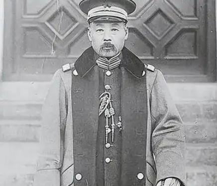 1915年曾当过民国大总统的冯国璋有一年带着卫队回乡省亲。他看到路旁有一位正在拾