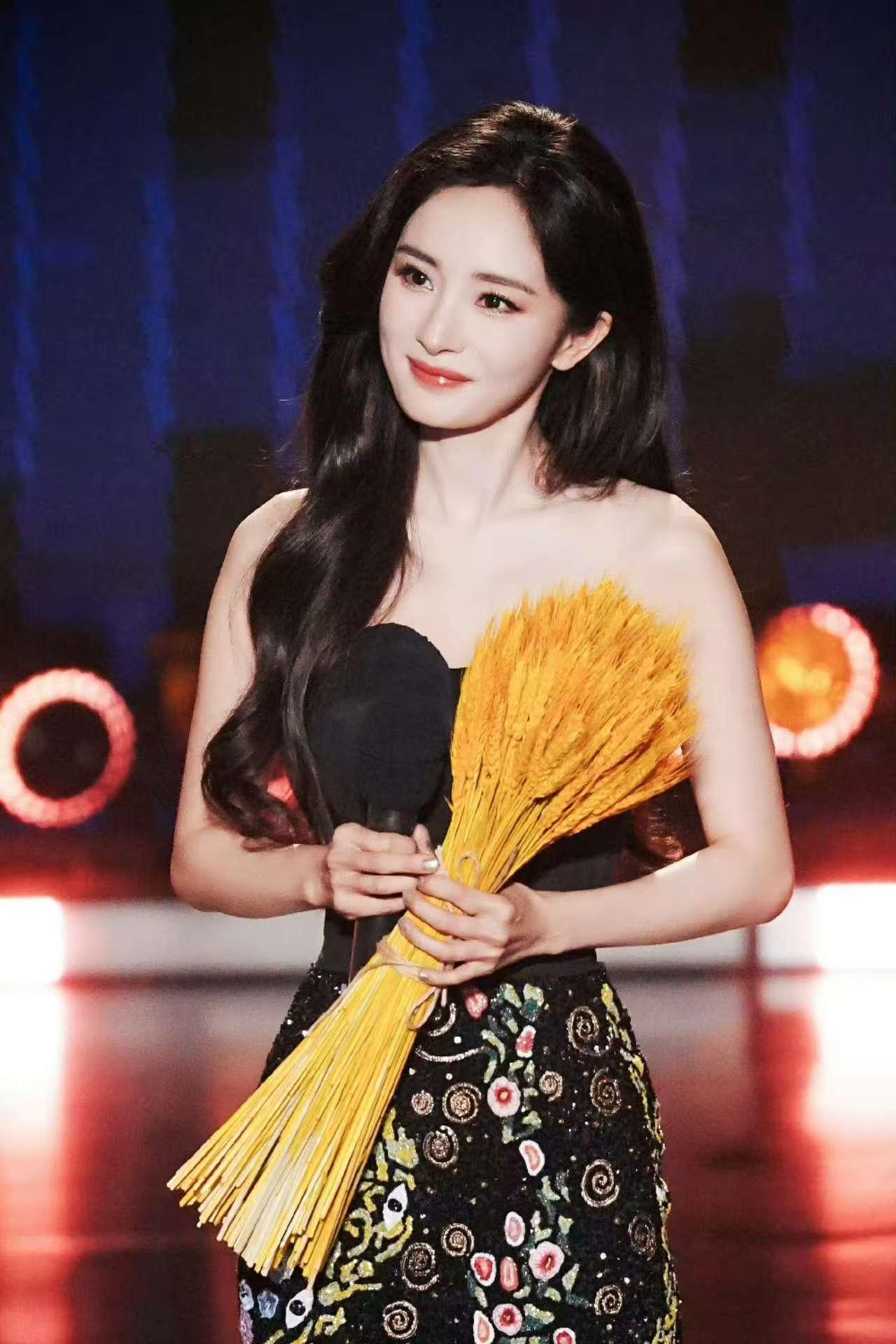 杨幂是懂取舍的，Elle盛典冒了个泡红毯都没走，原来是去参加总台的视听精品之夜了