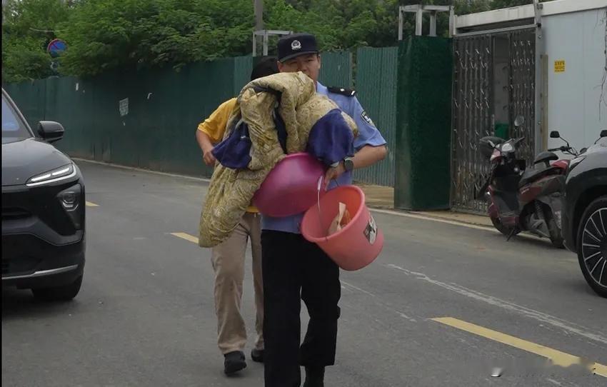 暖心了！湖北武汉，初三女生离校回家，抱着被褥拎着盆桶，独自走在乡间小路上！身后一