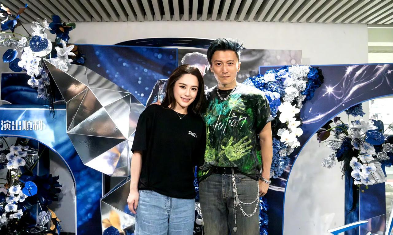 阿娇钟欣潼和谢霆锋以及英皇副总裁霍汶希同框。谢霆锋和阿娇是同龄人，两人都特别抗衰