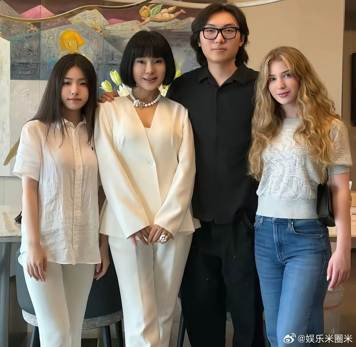 6月17日，陈红晒出全家福，称儿子娶了外国洋妞，带着儿媳妇回家看自己，这让她十分
