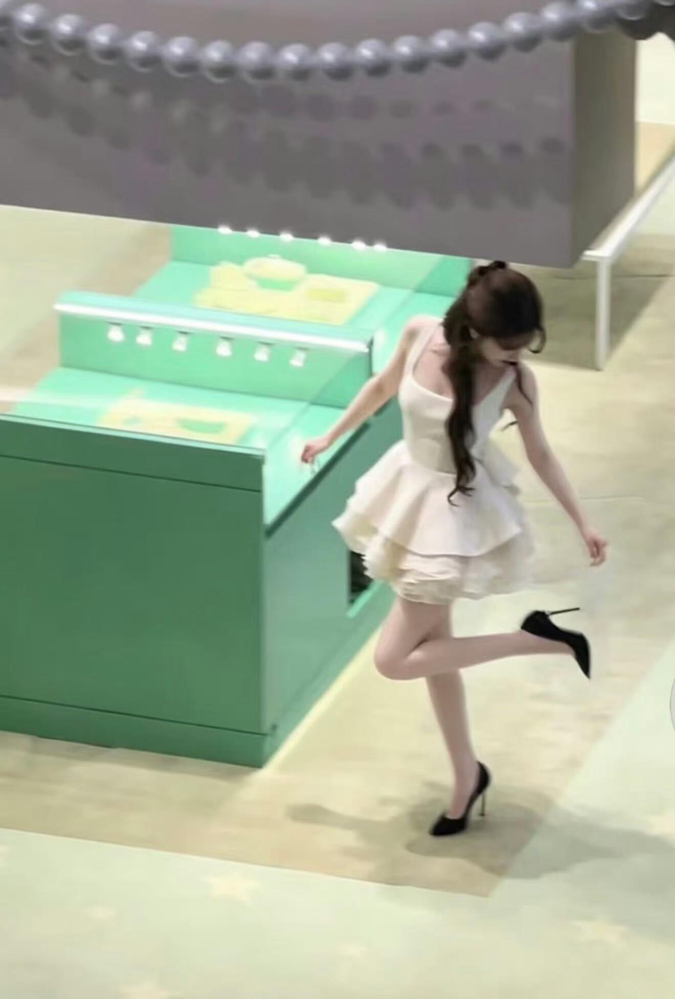 外网点赞近5W的赵露思神图