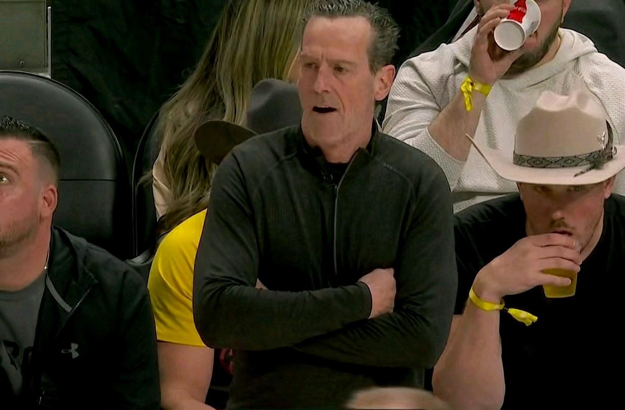 裁判太黑了！骑士客场领先9分，离谱被活塞逼进加时赛，看完你就明白了：第一：阿