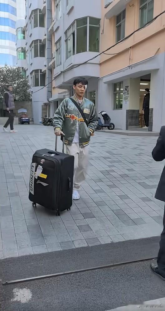 轻伤不下火线！受伤的徐杰已经随队出发浙江，受伤的眼角缝针后还包扎着纱布，看着问题