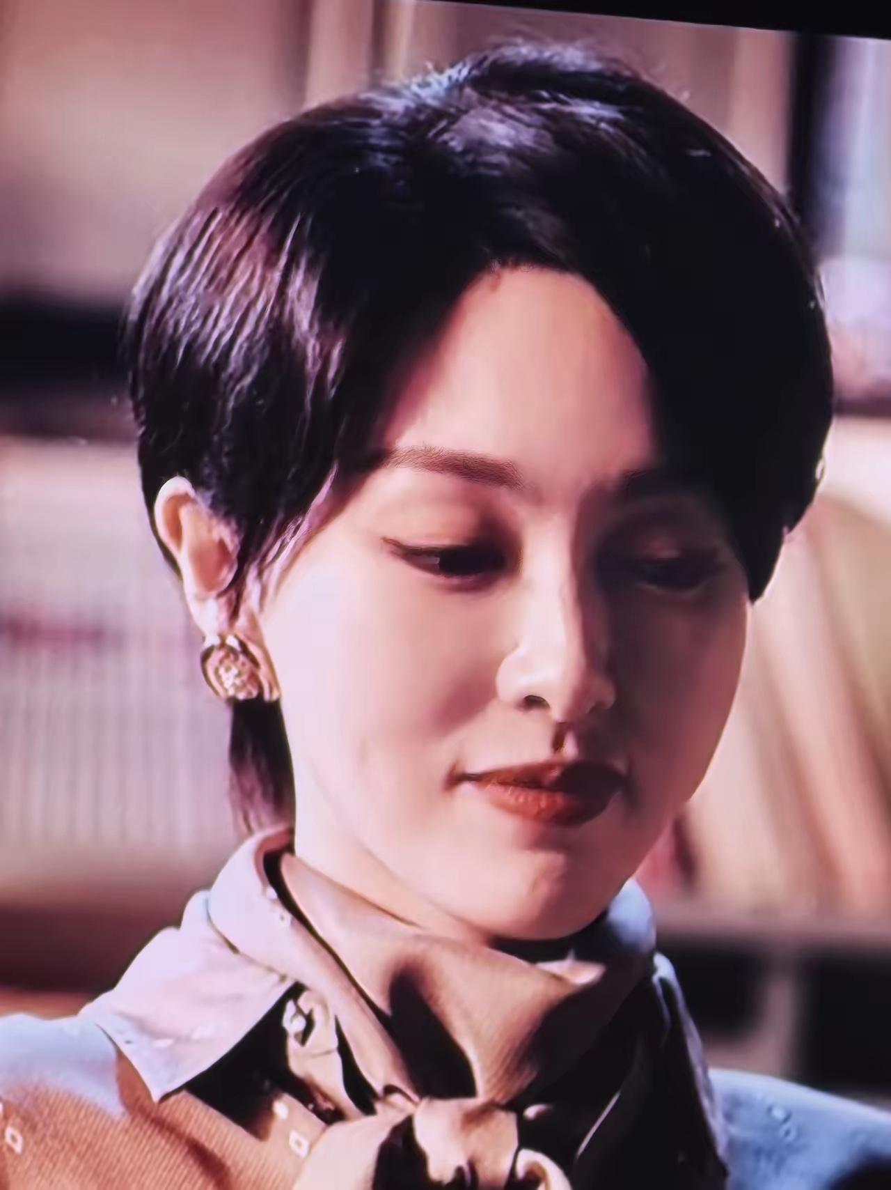 《爱情没有神话》昨晚在央8黄金档开播啦！该剧一开头就是不同凡响，引人入胜，让人欲