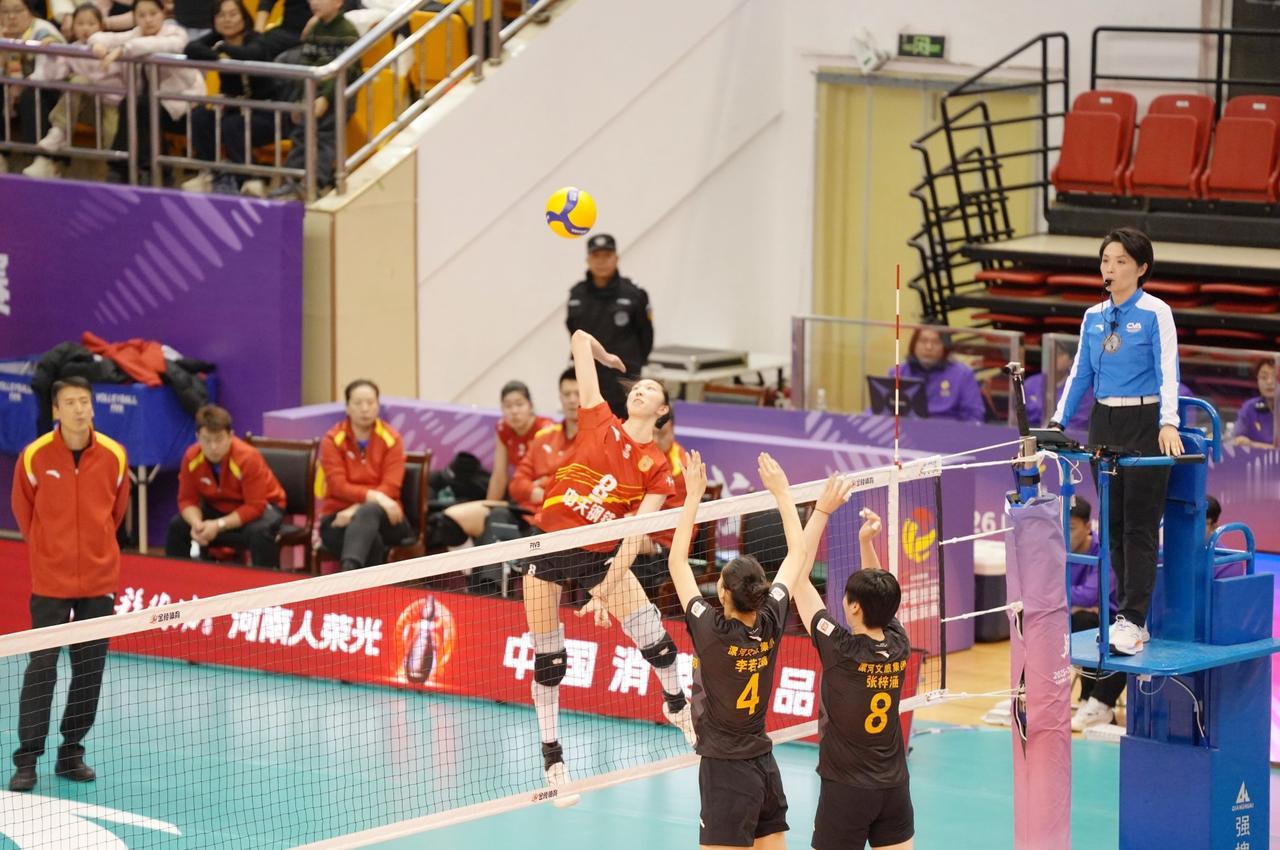 1月10日，排超第8轮，江苏女排客场3-0横扫河南，豪取六连胜，河南遭两连败。