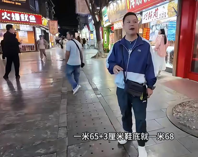 越南博主到了山东之后懵了，觉得自己的身高在越南还是很自信的，1.65米穿上鞋的话
