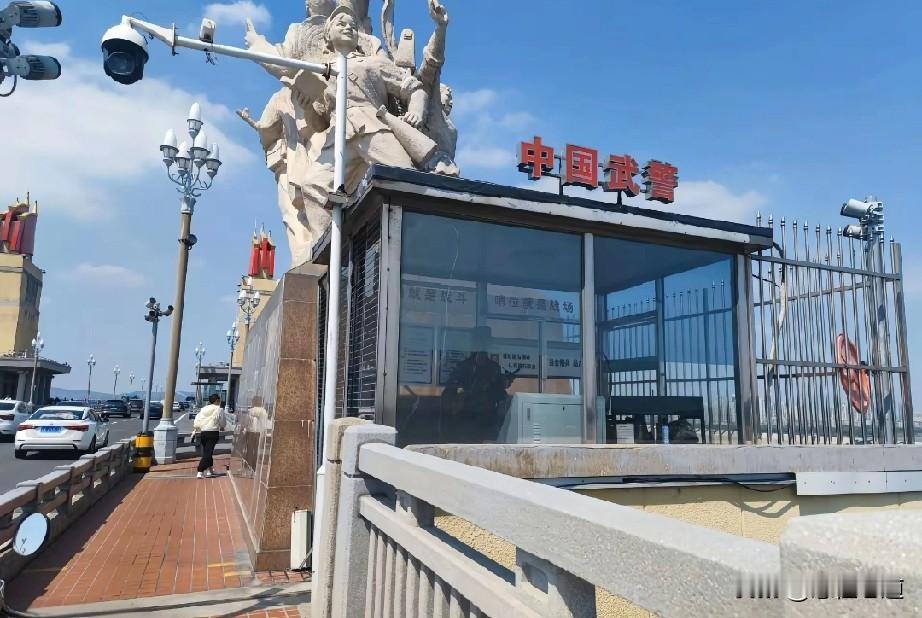 南京市地标建筑之一，南京市长江大桥，也是全国唯一一座有武警站岗守卫的大桥。这个历