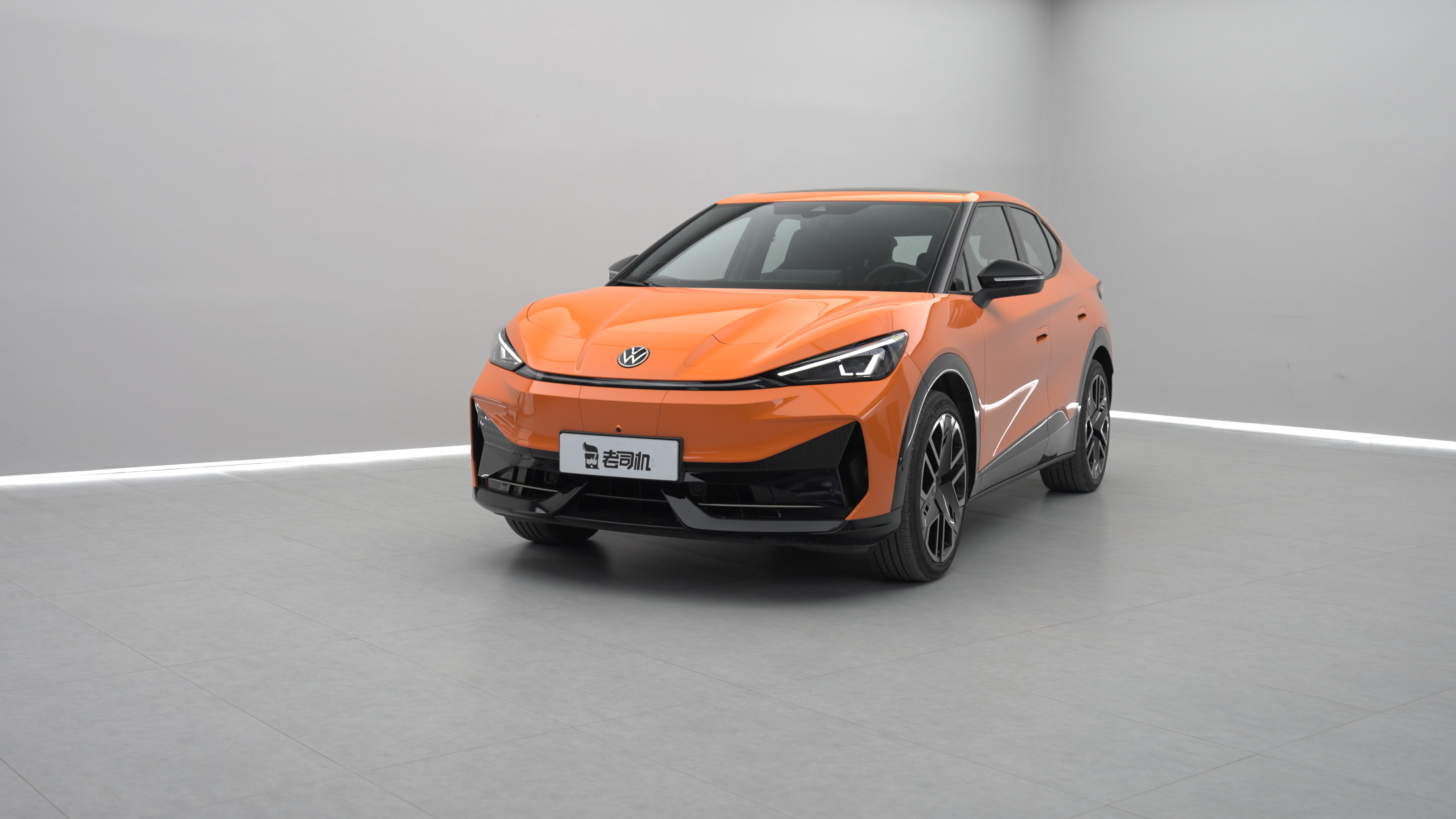 这两天摸了摸与众06底盘很扎实，比燃油时代的途观L软一点，但一点不晃。重心低，并