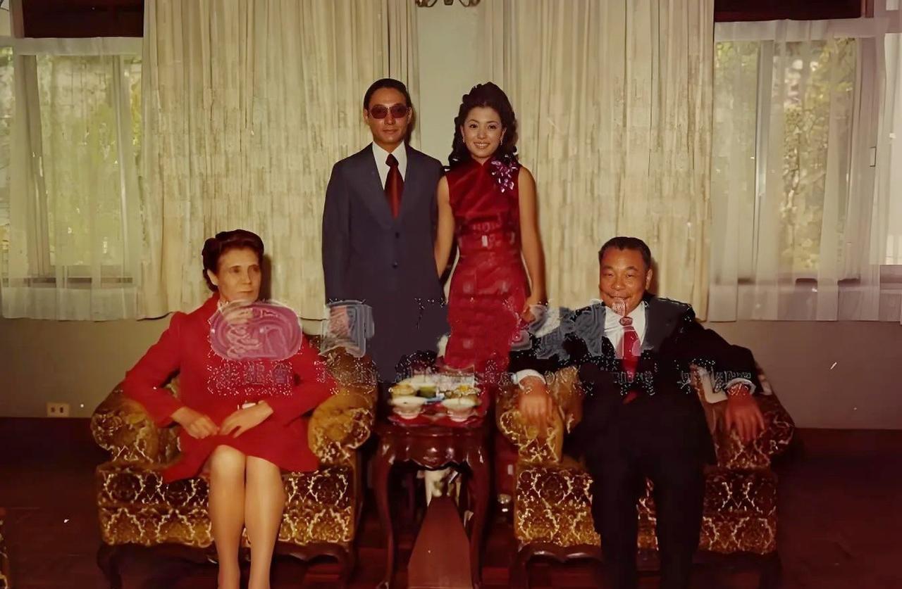 1973年，蒋孝勇与方智怡大婚时，与父亲蒋经国和母亲蒋方良的合影照片，蒋经国和蒋