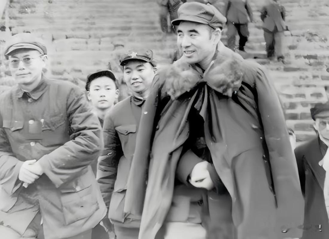 最近有人问我说四大野战军谁的功劳最大？这还用说？我可以这样说，如果没有四野就