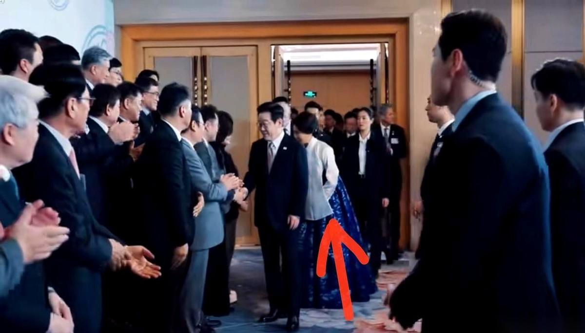 妈呀，就这张图，那个手，我来回放大了三遍。一开始我还纳闷，这干嘛呢？拍照还自己