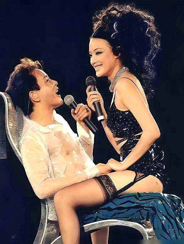 全场高喊“脱掉”时，才最见一个人的品性。1997年，21岁的舒淇坐在张国荣腿