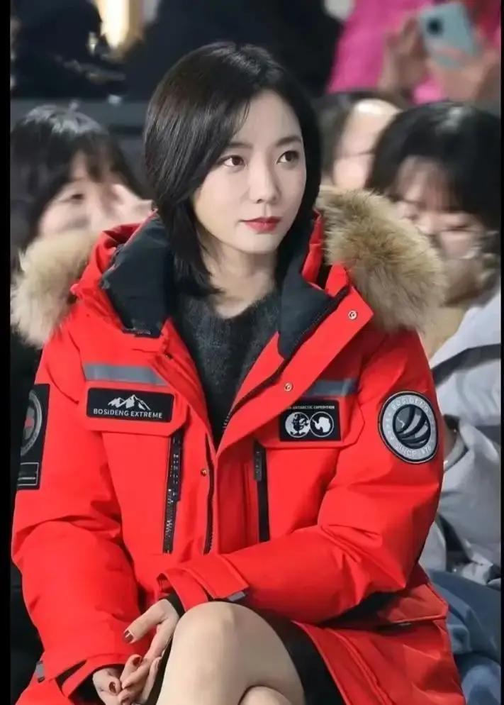 你衣柜里那反光肉色丝袜该扔了。2024年，它会自己调节透明度。Calzed