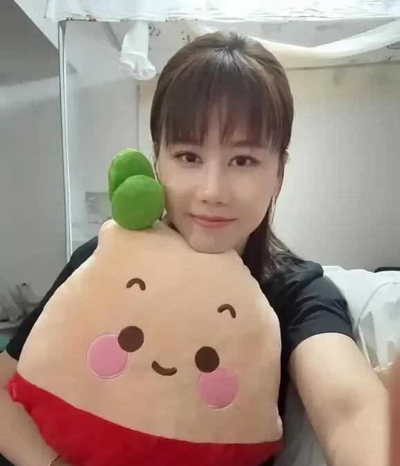 陈幸同打扮一下非常时尚靓丽，她有一种含蓄内敛、沉静的美，赛场上的打扮很朴实，赛场
