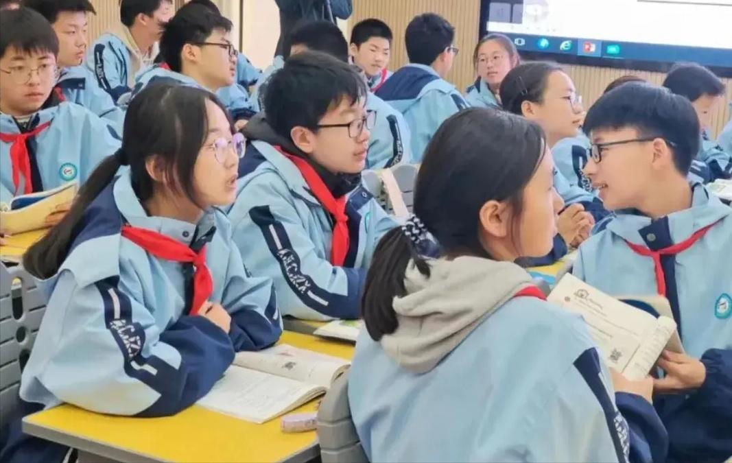 到了初二，你会发现：1、初二是成绩定型期，从初二看中考，八九不离十。成绩中