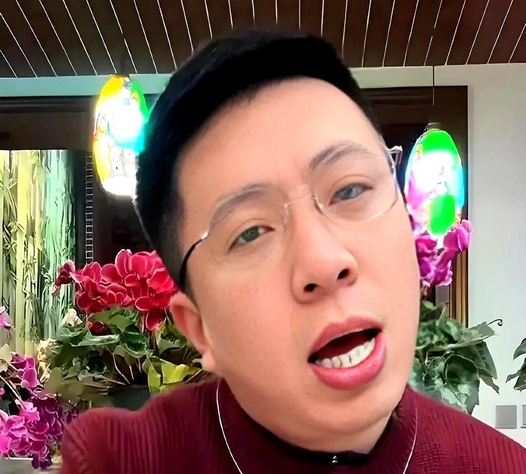 刚刚刷到了个视频，是关于一个叫做看热闹的女网友，怒斥杨议小助理的，她说：“对于小