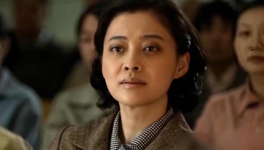 别再被父母爱情的旗袍骗了，原著作者坦言管这叫爱情很牵强。安杰一辈子的优雅，其实是