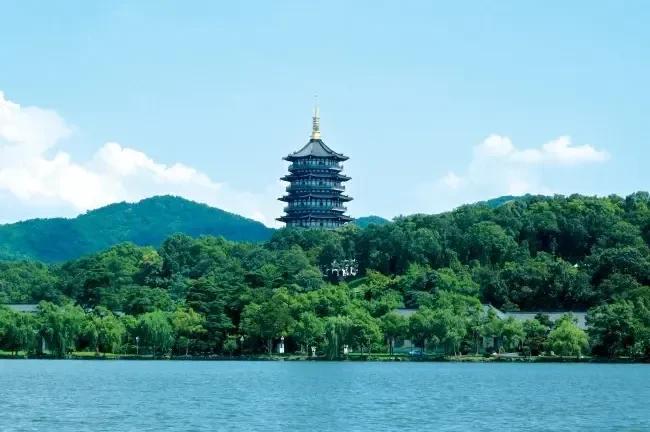 说到苏州和杭州两座城市，先说说他们的历史。苏州的历史要比杭州悠久