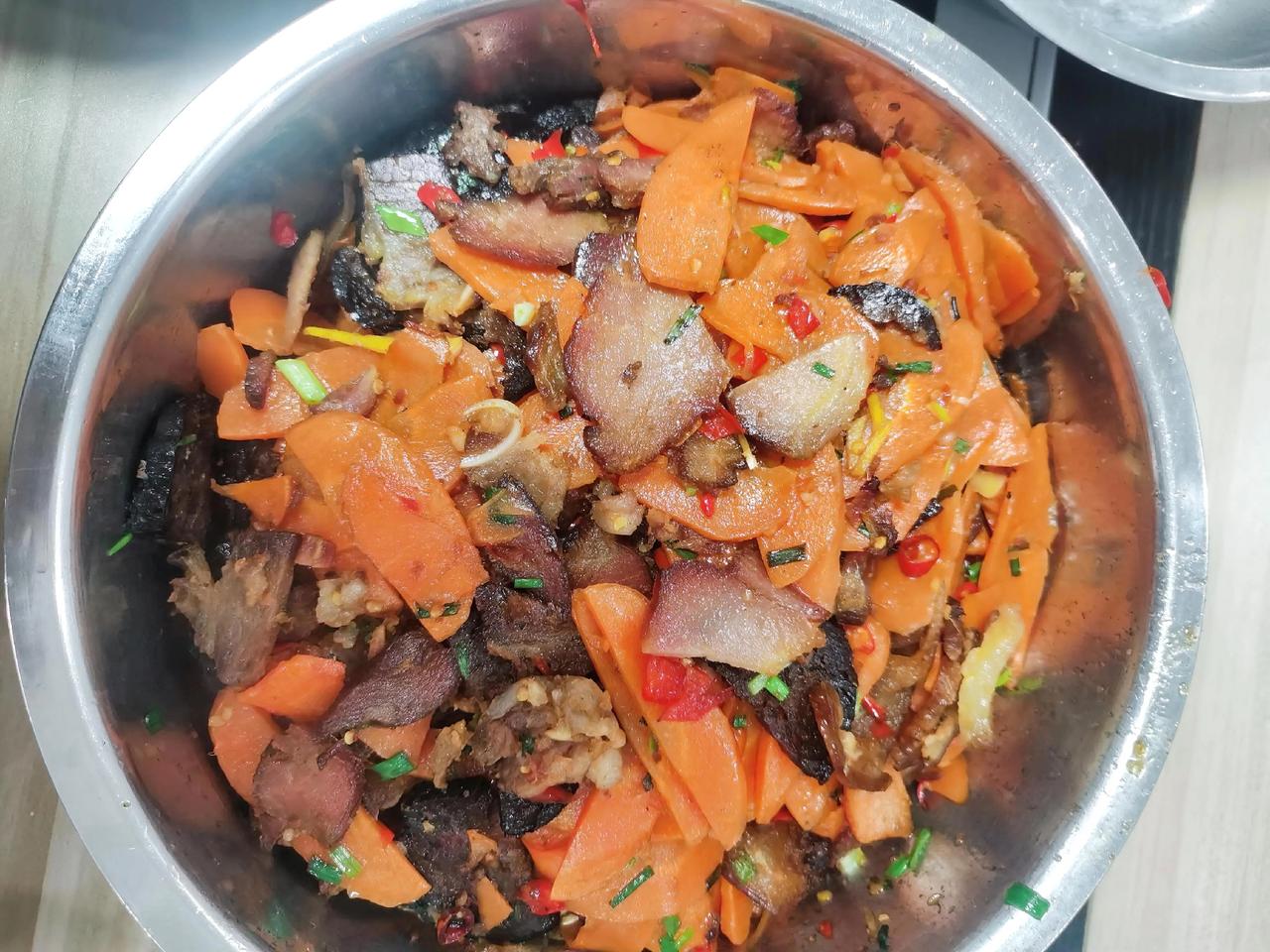 今日公司食堂菜谱：红萝卜炒腊肉素炒黄瓜蘑菇肉汤。我就是我，我真的很讨