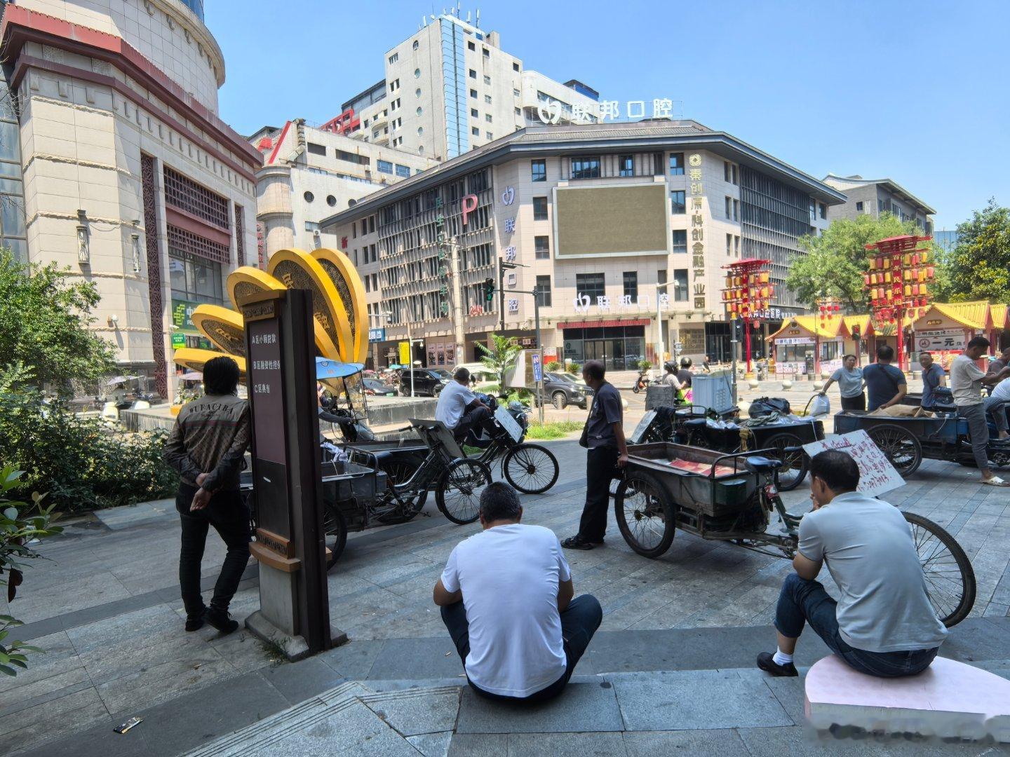 西安旧事近日，西安持续高温，户外工作者挥汗如雨，部分出租车、蹦蹦车、三轮车，驾