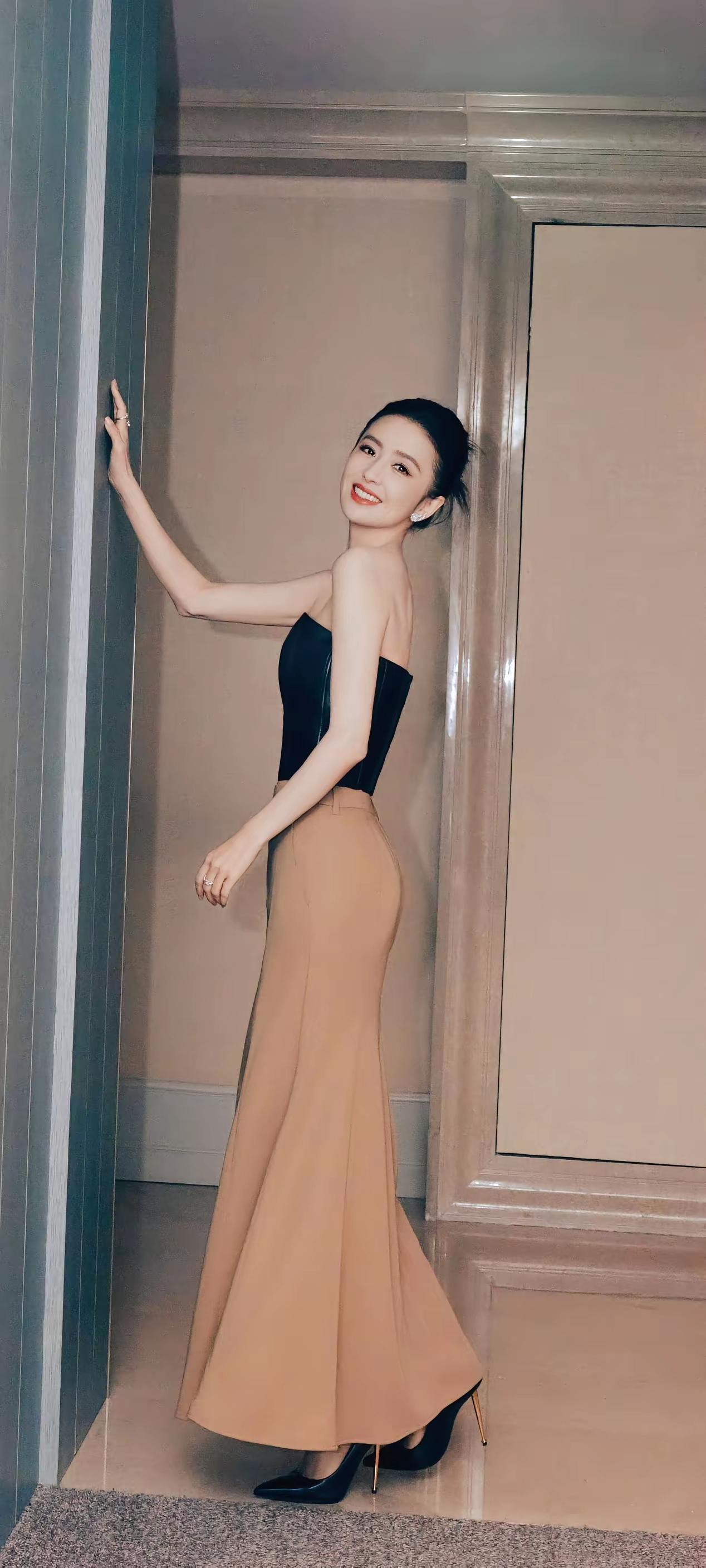 优雅黑裙搭配米色长裙，尽显时尚与魅力！👗✨高跟鞋对女人来说意味着什么