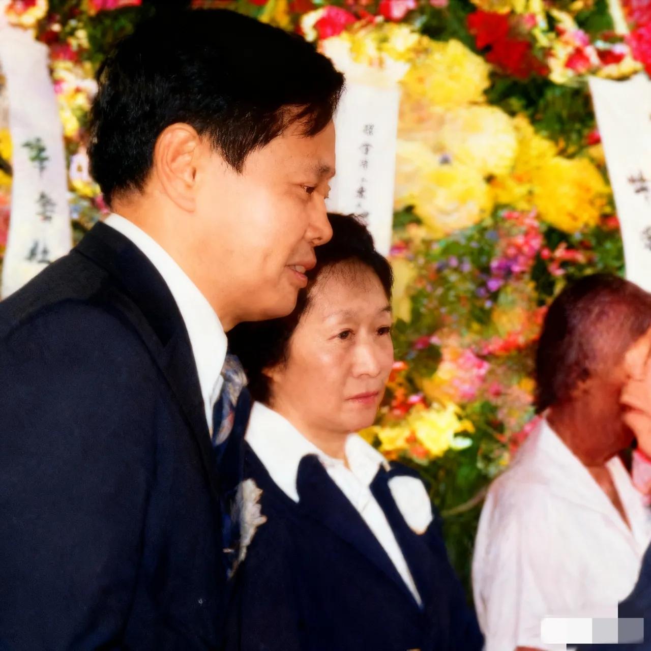 1981年，杨振宁送别岳父杜聿明，在杜聿明的追悼会上，有记者按下快门，拍下了他和