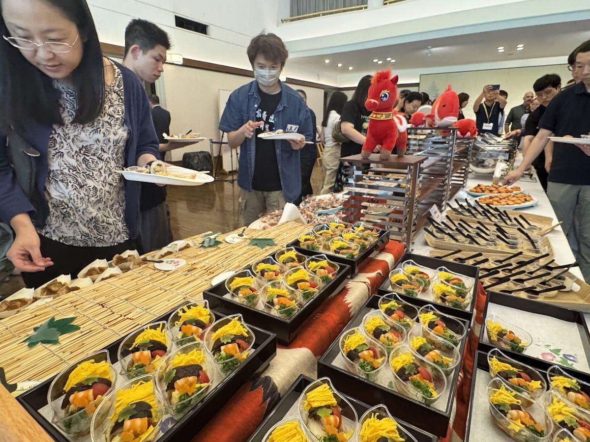 日本向中国示好了？ 7月2日，日本驻华大使馆在北京办了场日本饮食文化推介会，