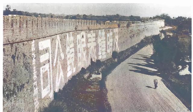 1931年一名德国飞行员拍的四川成都，令人震撼！长方形的老城，城墙清晰可见。城外