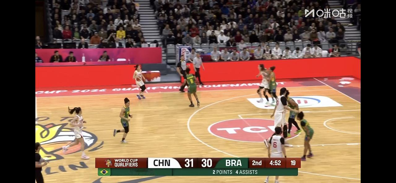 全主力的巴西女篮不好打呀，中国女篮一直都是微弱的领先很难去拉开比分，我刚刚第