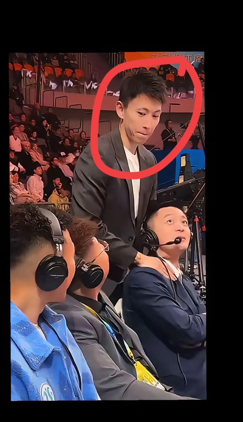 杨鸣我认识，后面男士是谁？