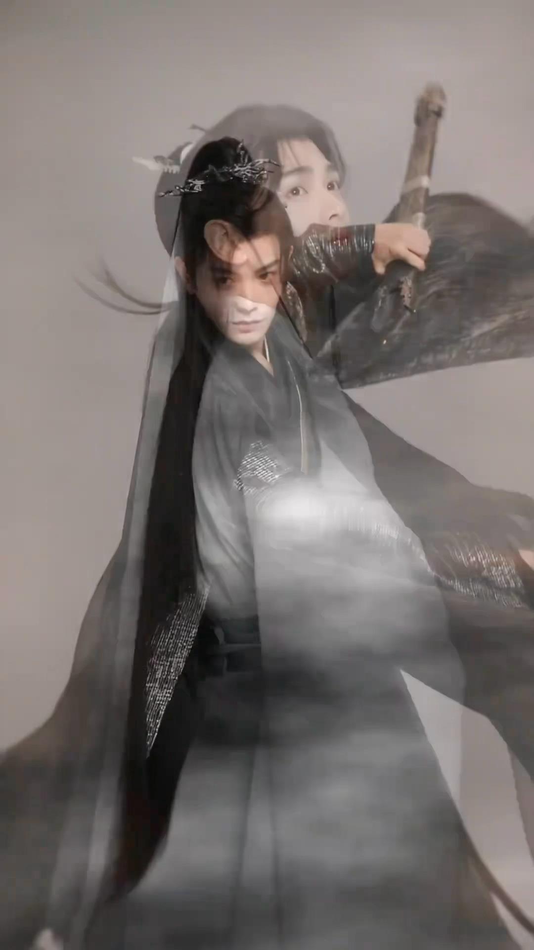 太权威了丁禹兮这个黑白张正双生……………\zzzp2那个眼神他拍定妆都拍出这种