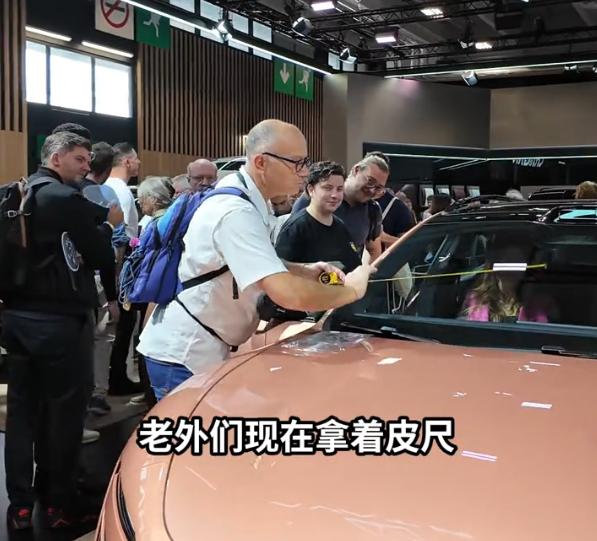 巴黎车展上最震撼的一幕，可能并不是中国车占了37%的展台，而是欧洲工程师居然蹲在