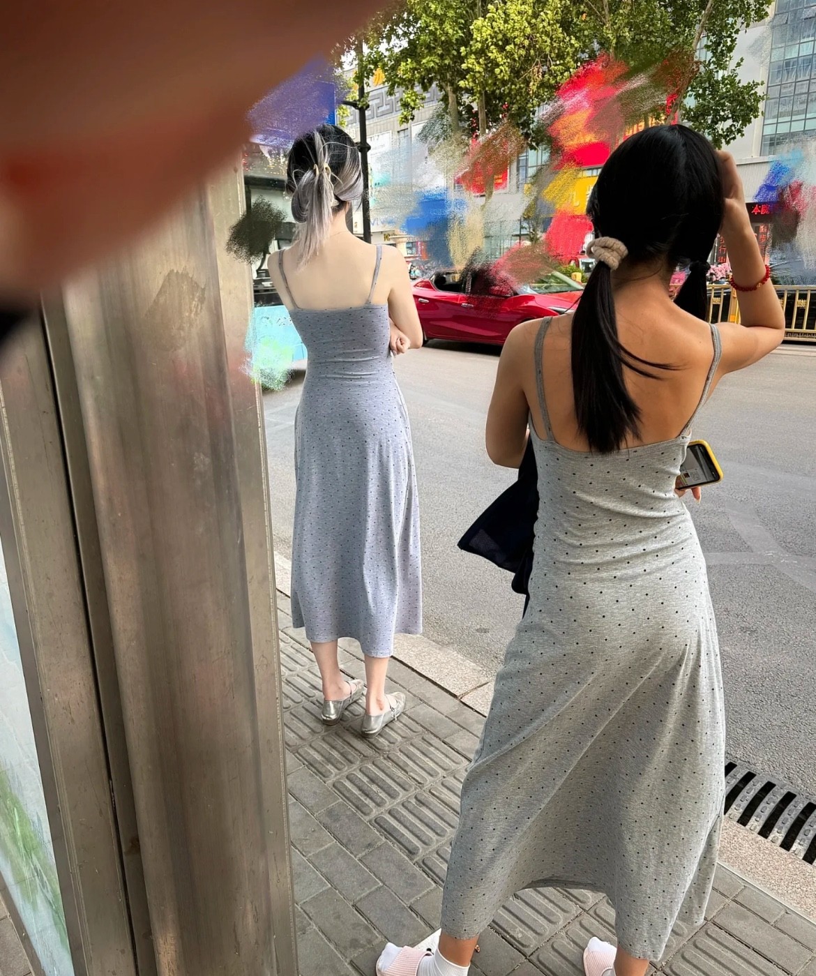 路边等公交车的时候发现的…家人们谁懂啊！等车的时候发现跟我穿一样衣服的小姐姐，
