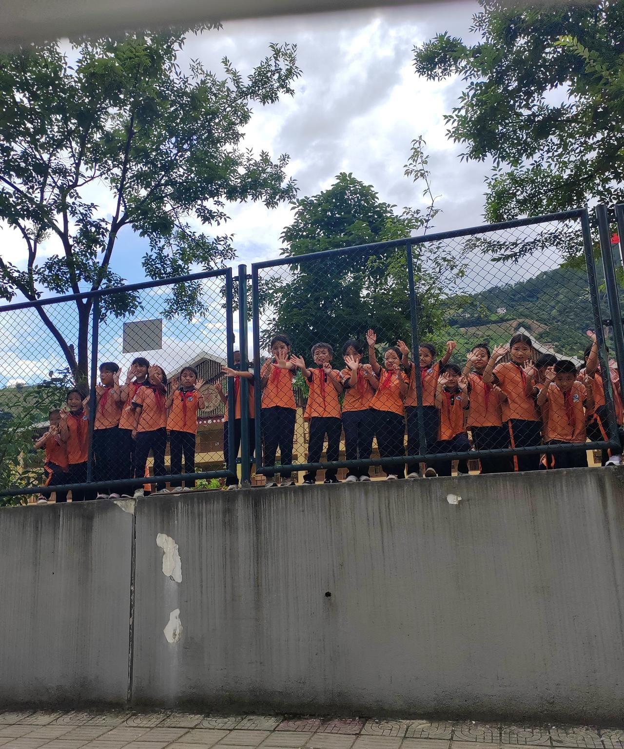 泪目！支教老师告别瞬间：孩子们狂奔追车送信，网友：跑出大山就是希望！