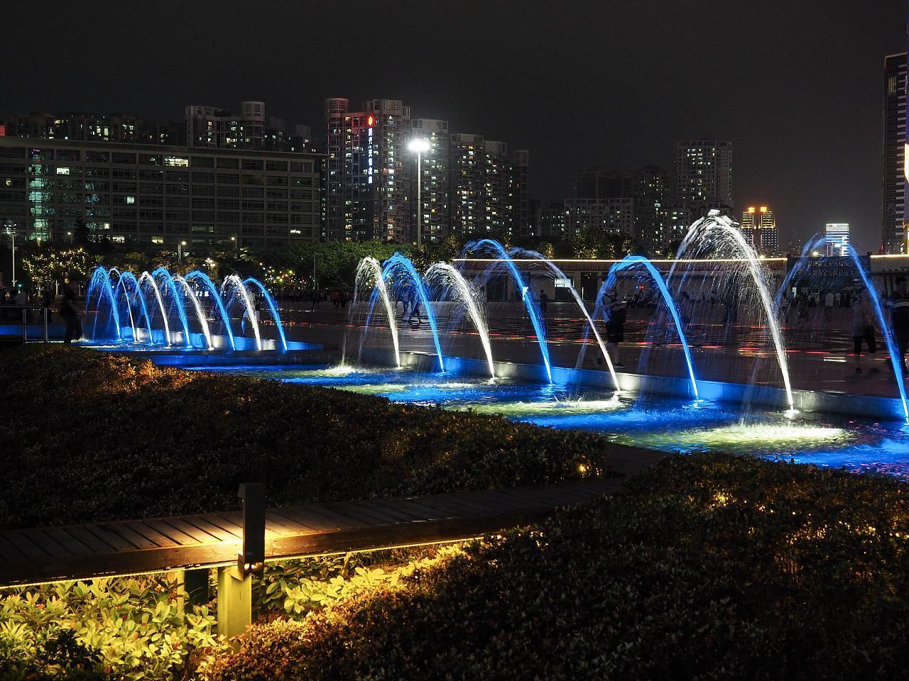 在我们的人生旅途中，许多人会被各种外在的因素所左右，有的人因为别人的期待而迷失自