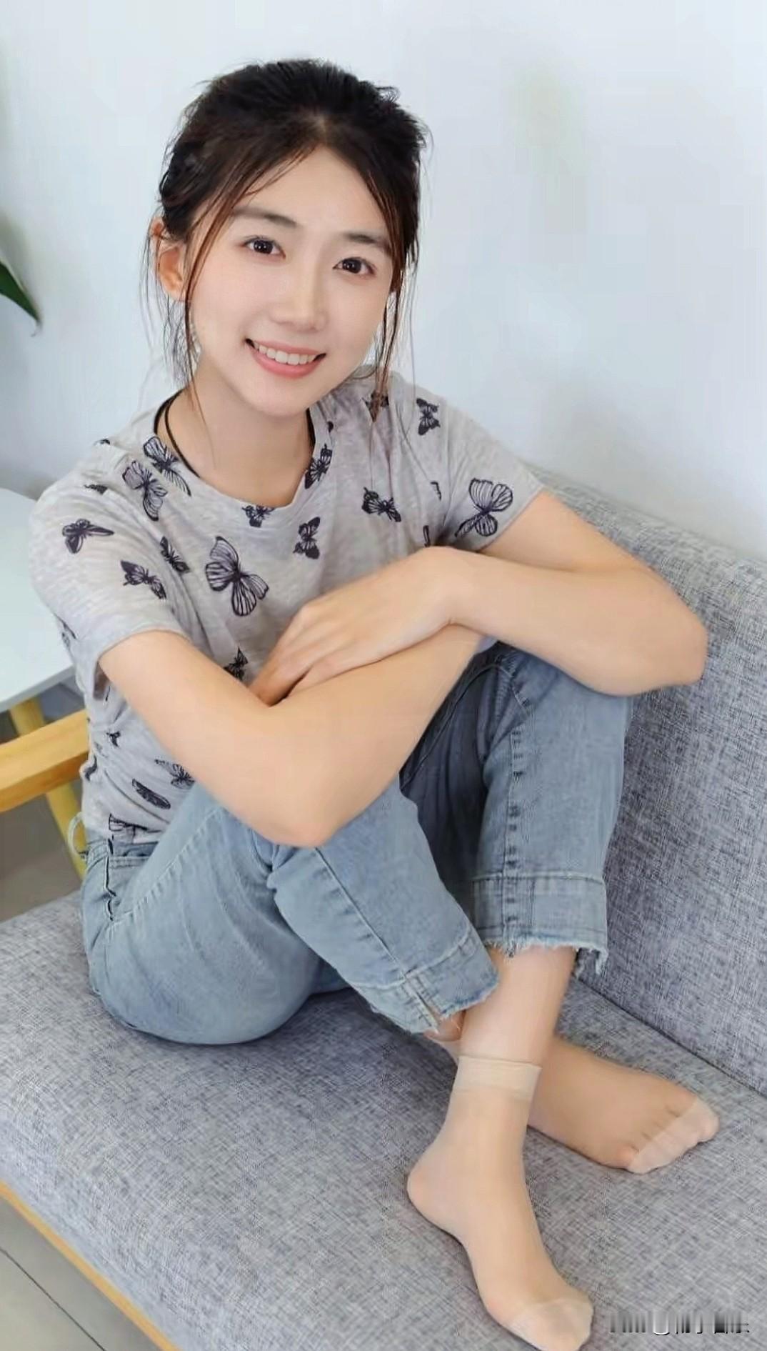蝶纹T恤衬着清甜笑意，女孩窝在沙发里，眉眼弯弯的模样，温柔又治愈✨发一张你眼中最
