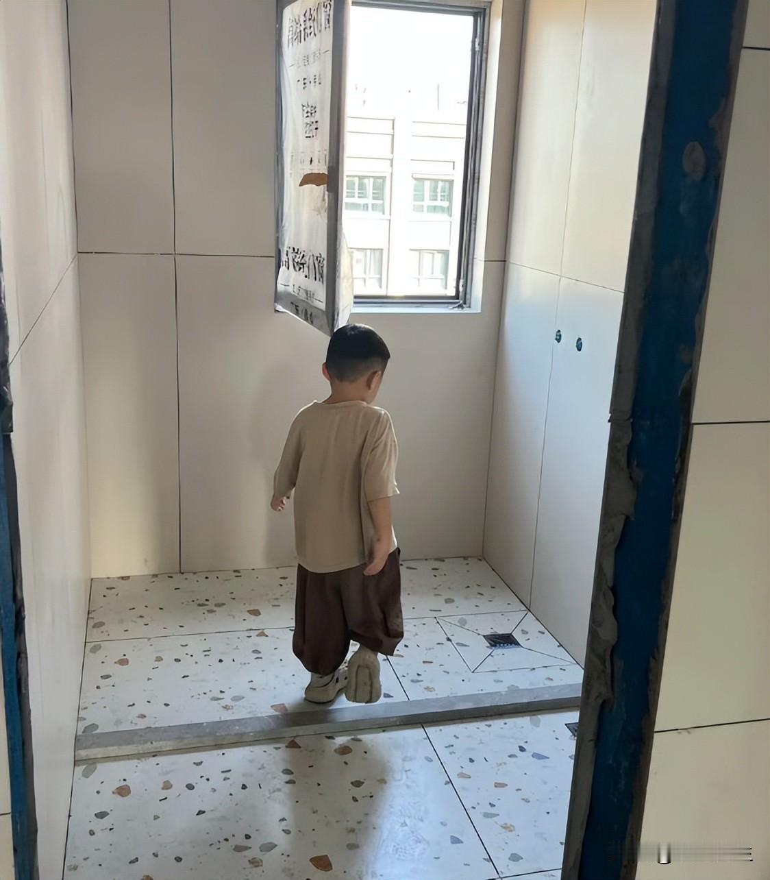 当初装修，我死活要装挡水条，觉得“干湿分离不积水”。媳妇嫌丑、绊脚，我没听。结果