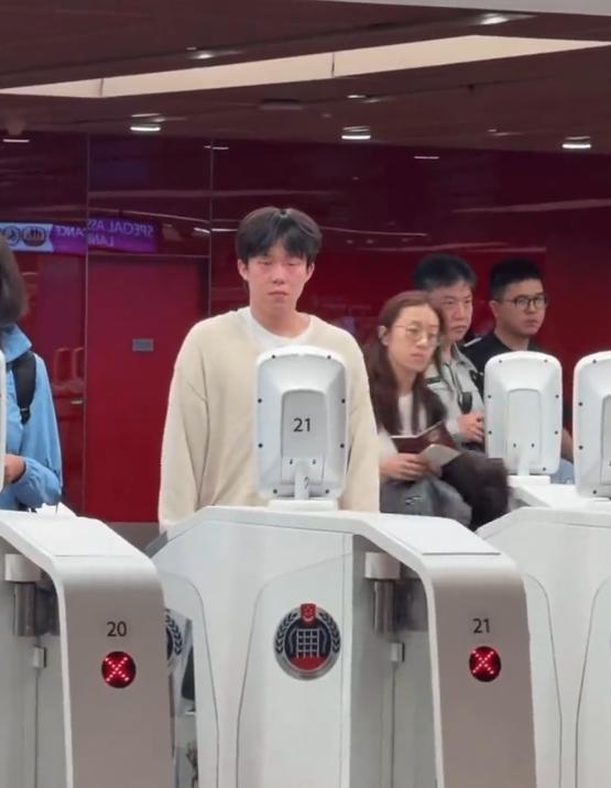 王楚钦过不了安检瞬间红温，懵懵呆呆超乖，反差感拉满刷到王楚钦过安检的片段，真的