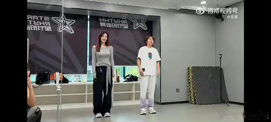 王濛教李小冉普通disco起猛了也是看到王濛教李小冉跳舞了，普通disco教学上