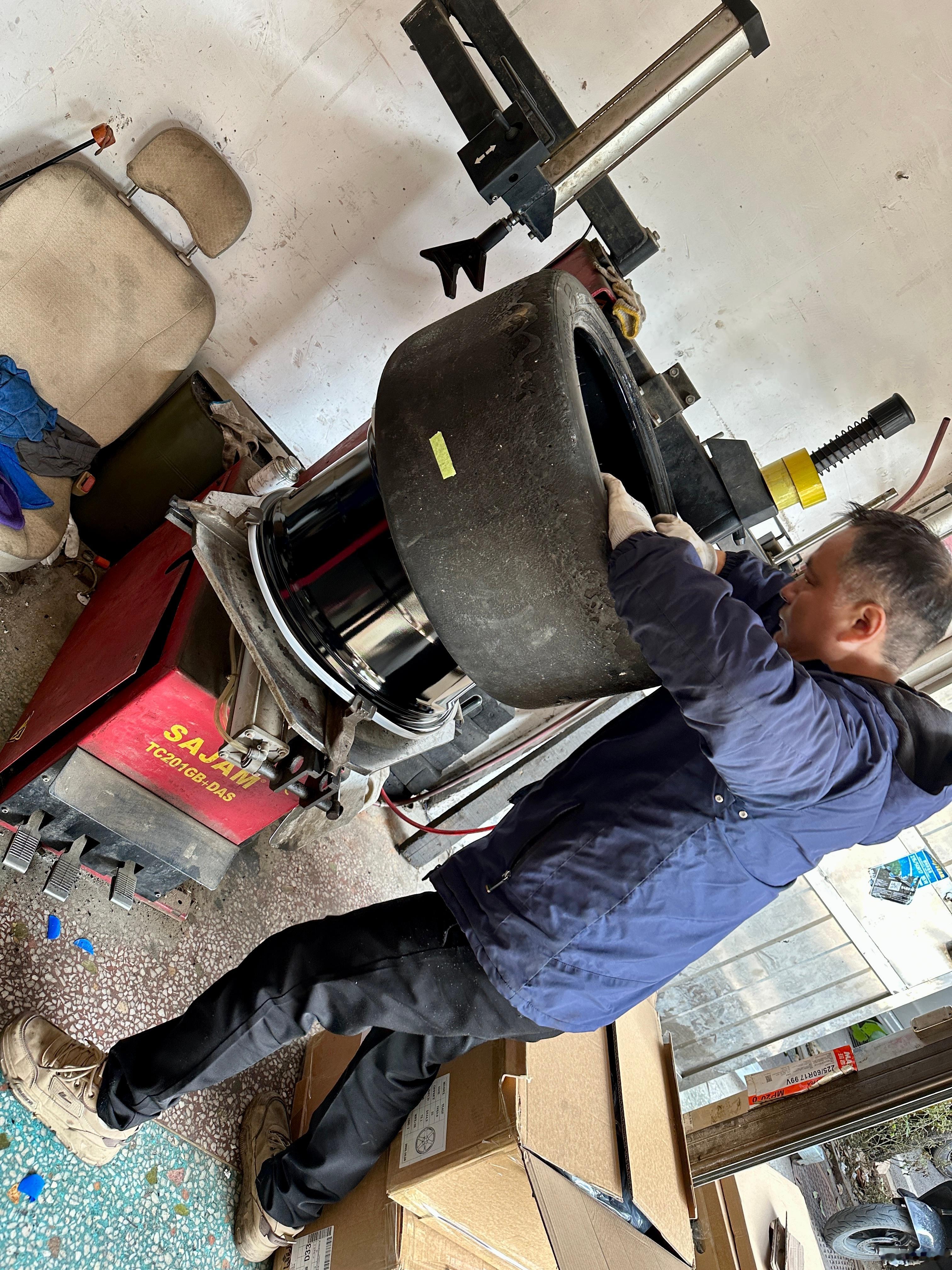 超出扒胎机极限10多公分。想办法装的，杨老板YYDS