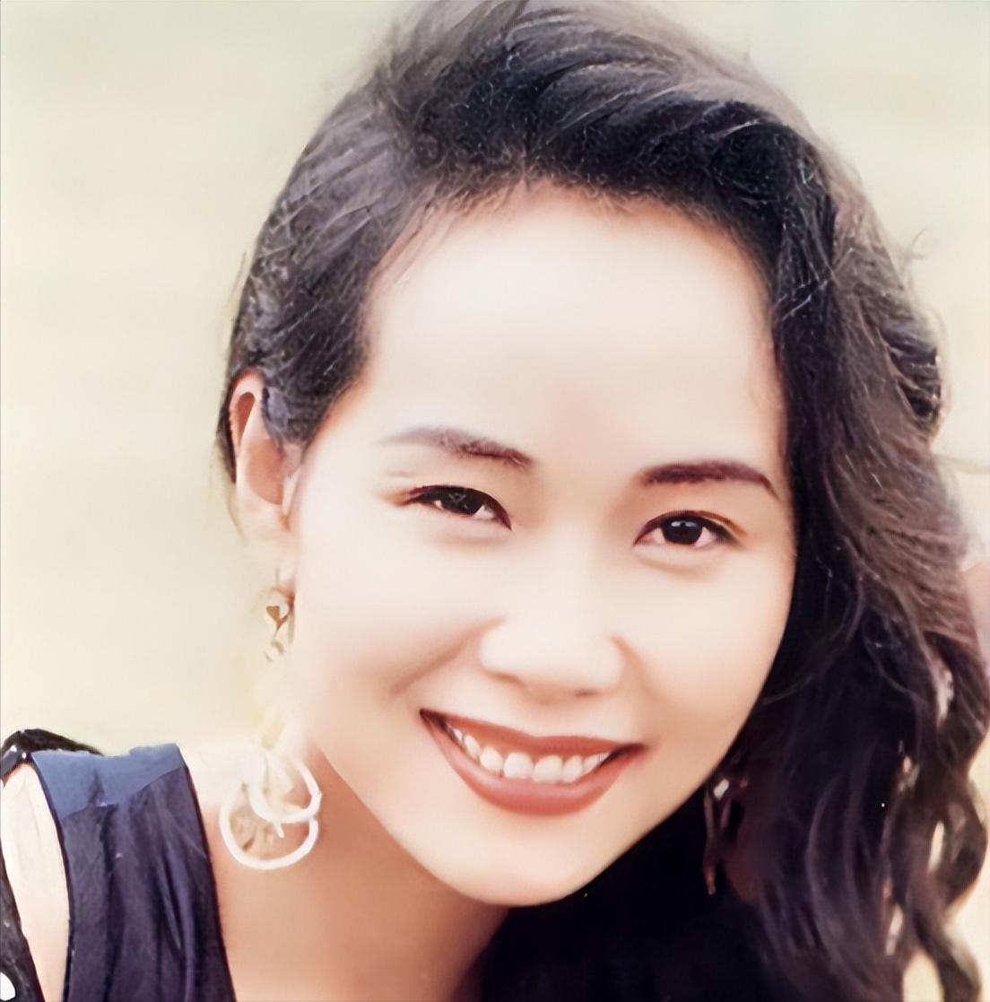 叶童回应亲哥哥李中宁当保安。叶童说，我知道他现在在香港当保安，收入很低，但我不会