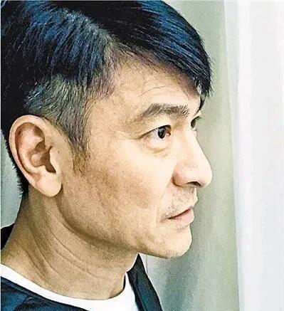 这才是没有美颜，没有滤镜的真实男明星60多岁的颜值，真真实实，不做作，就和身边小