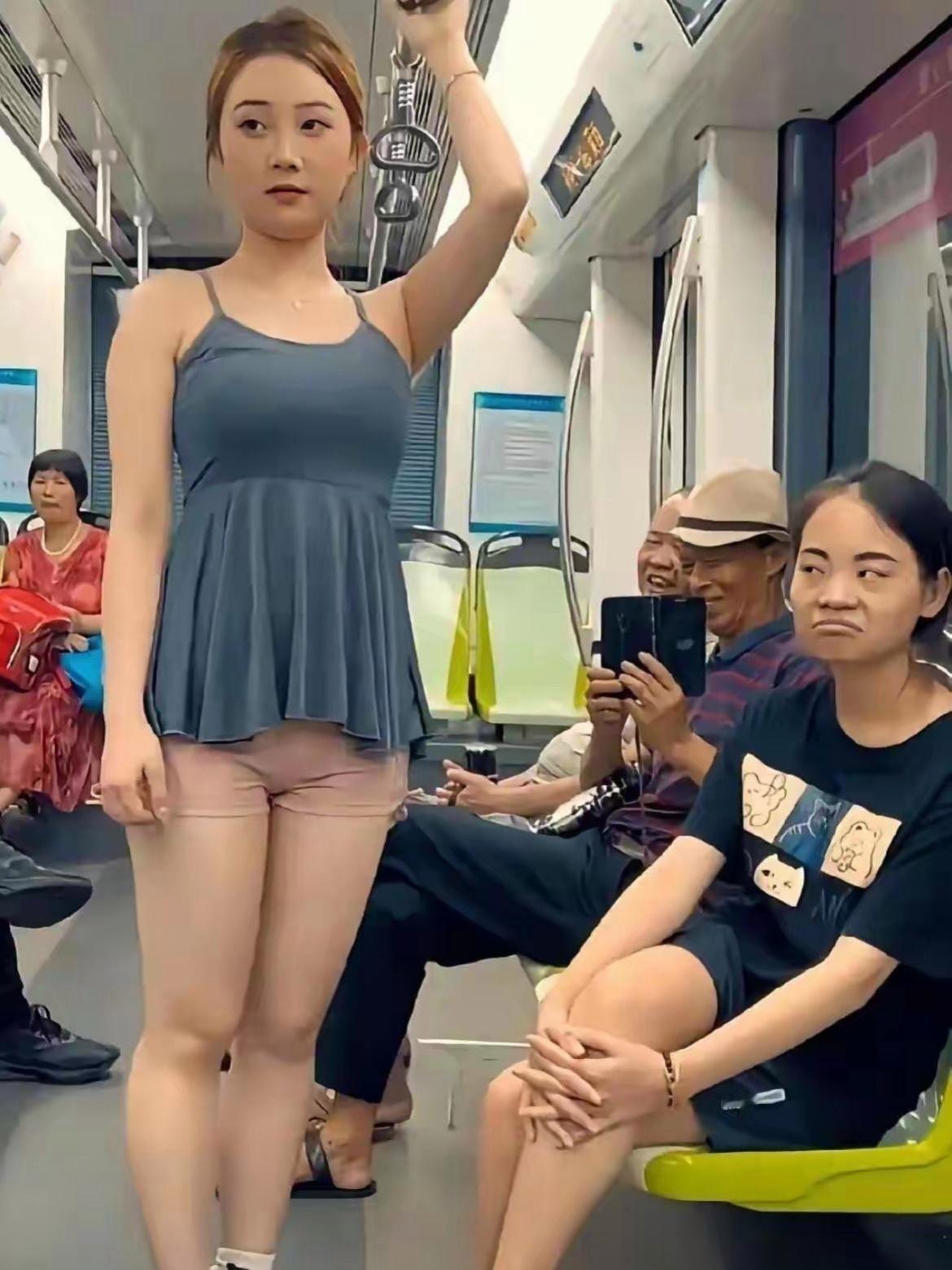地铁这一幕看懵我，大姐眼神充满“火药味”地铁里看到有意思的一幕，坐着的黑衣