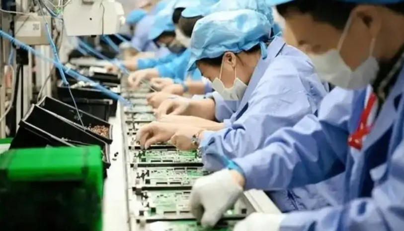 一直不明白苹果手机为什么非要在中国生产?直到库克说不是因为廉价,而是无可替代!我