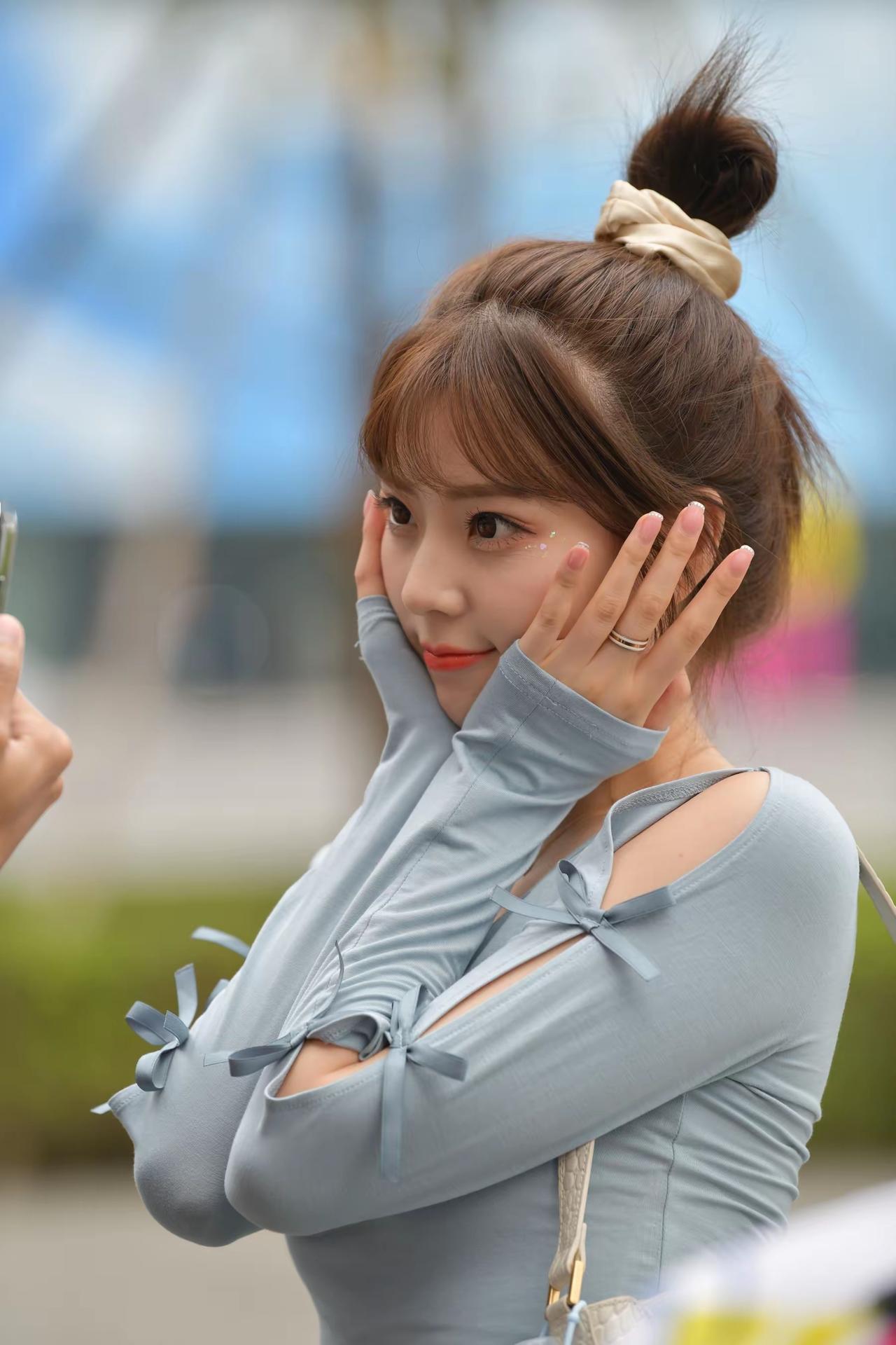 夏季模特穿搭风格，元气少女自拍，清新蓝调，元气满满的一天！🌞💕模特日常拍照