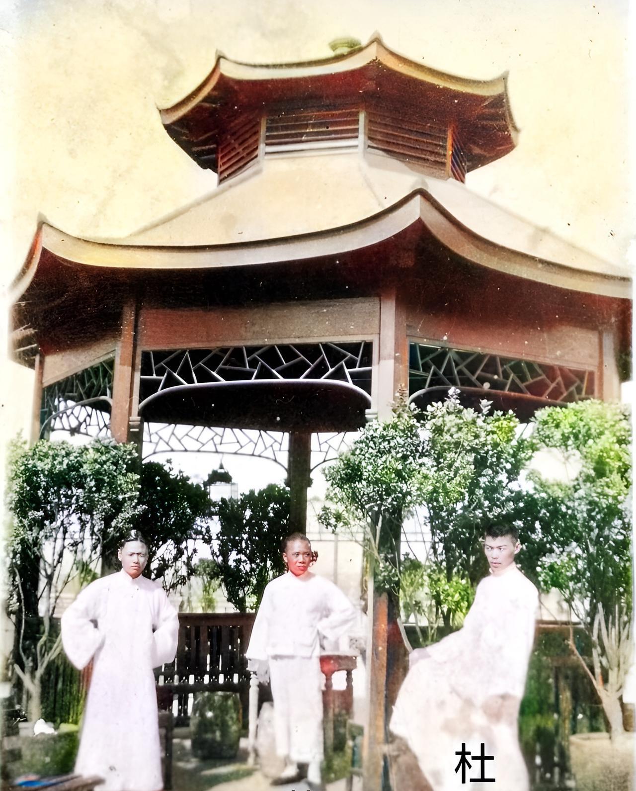 这是上海三名男子冒充上海青帮三巨头黄金荣、杜月笙与张啸林。在此照片的背面写着：初