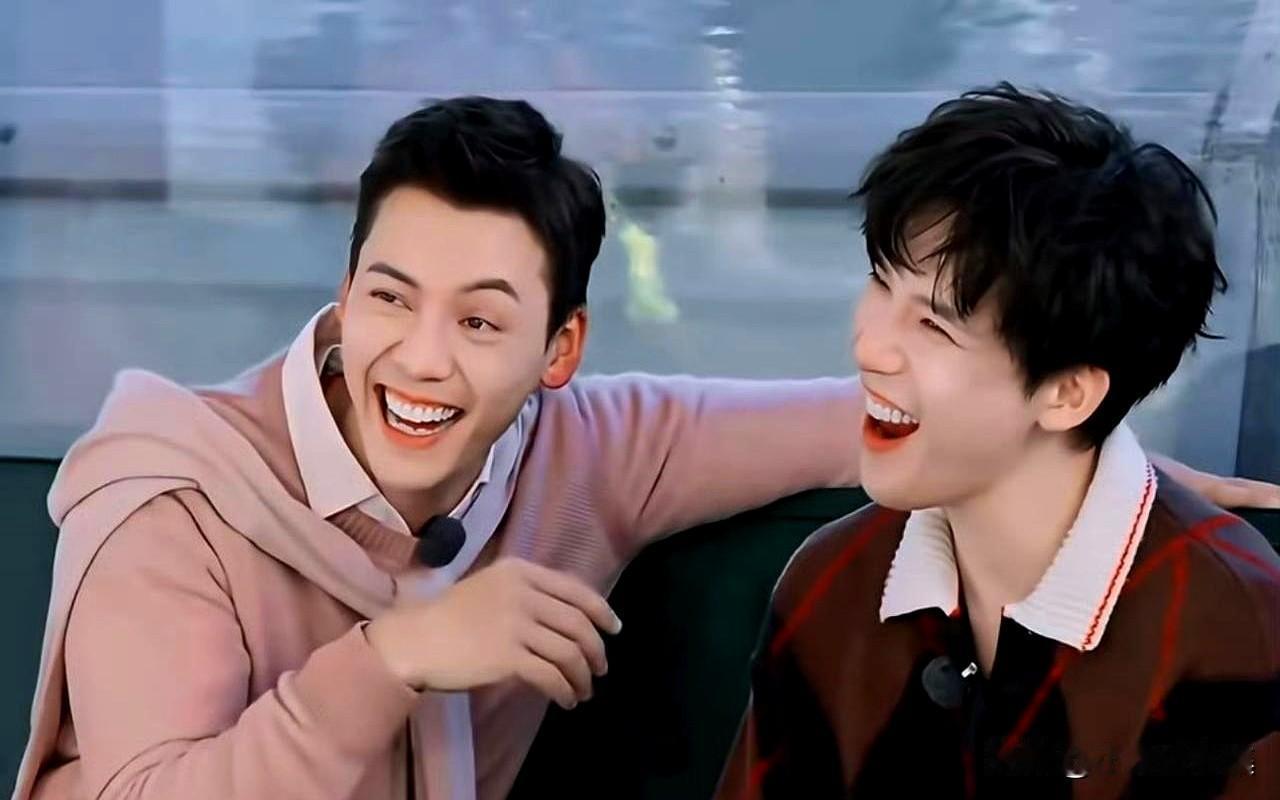 陈伟霆这一手，直接把我看乐了。就五个字：“等等他叔叔”。配上跟王安宇的鬼脸